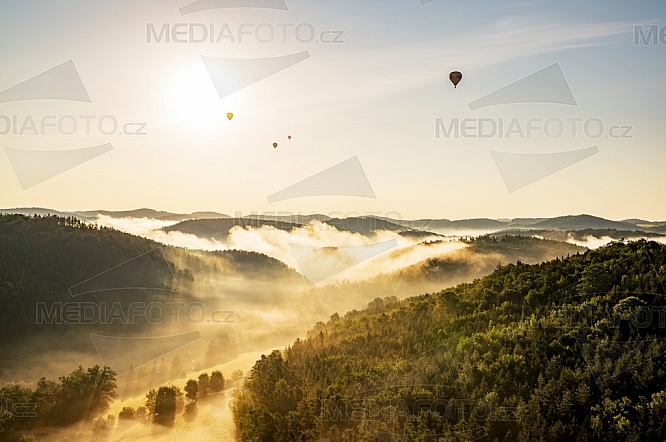 Horkovzdušný balón, les, mlha