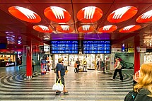 Hlavní nádraží, cestující, odjezdy, informační tabule, vestibul
