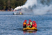 Cvičení IZS, záchranář, člun, požár