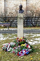Socha, busta, bysta, TGM, Tomáš Garrigue Masaryk, květiny