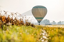 Horkovzdušný balón, pole, louka