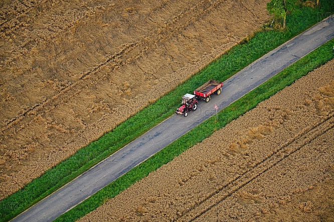 Traktor, silnice, pole