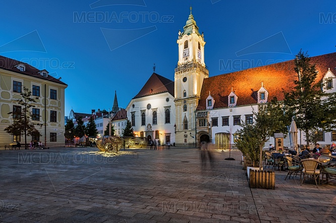 Hlavní náměstí, Stará radnice, Kostel Nejsvětějšího Spasitele , Bratislava