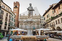 Piazza delle Erbe, Verona, Itálie. 