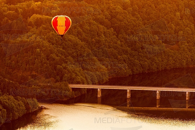 Živohošťský most, Slapy, balon, Vltava